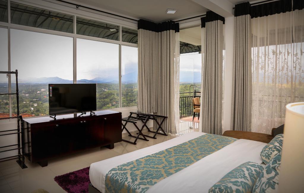 קנדי Romance Hills Hotel מראה חיצוני תמונה
