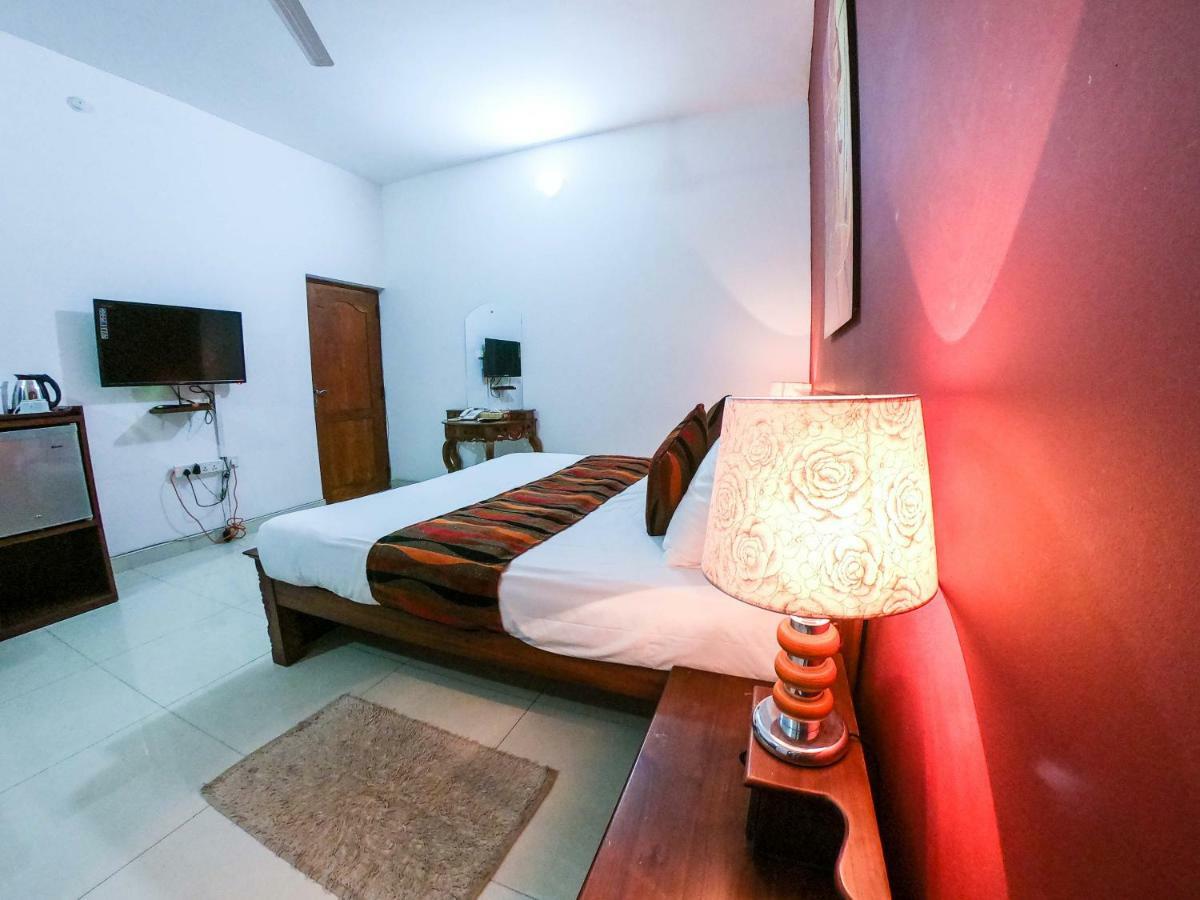 קנדי Romance Hills Hotel מראה חיצוני תמונה