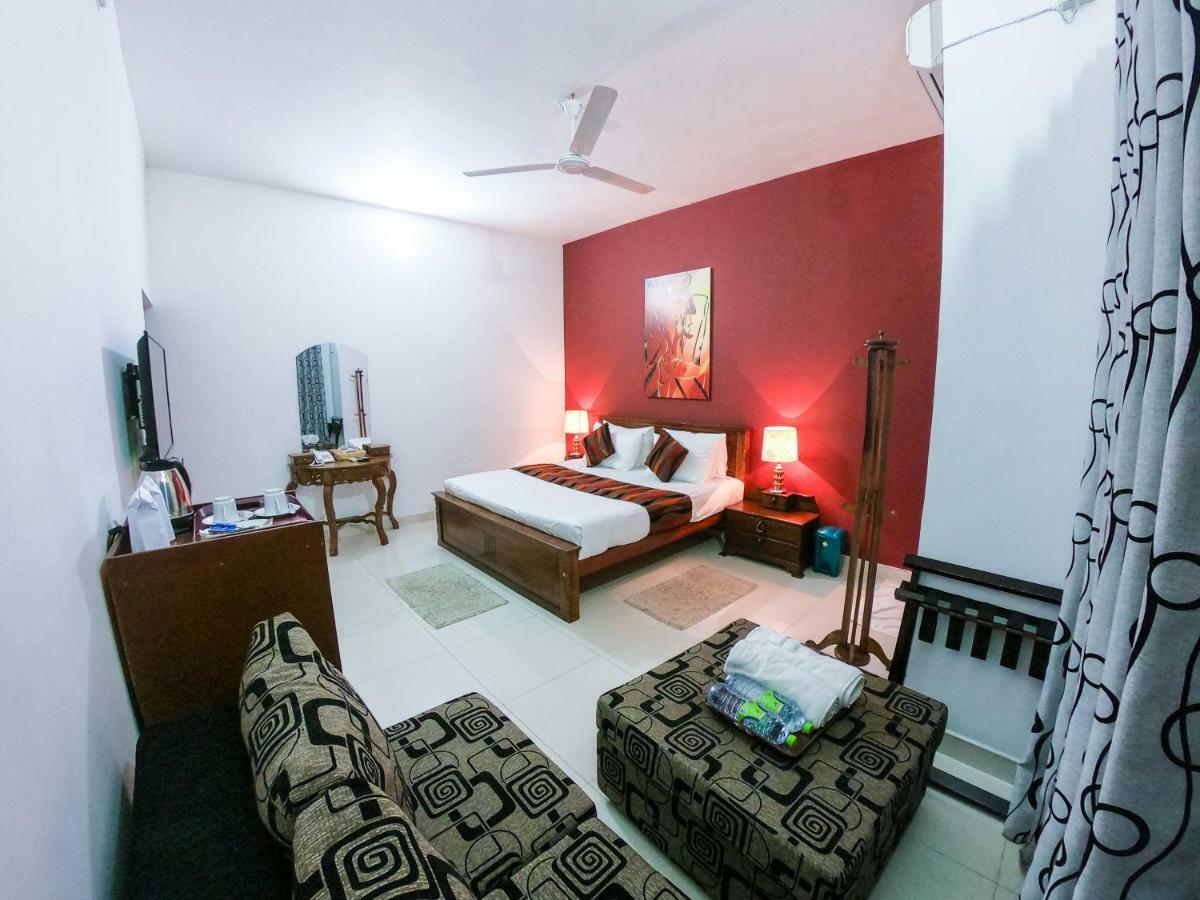 קנדי Romance Hills Hotel מראה חיצוני תמונה